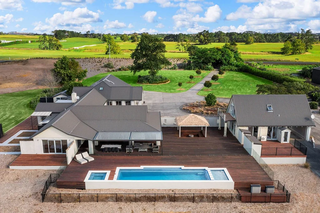 Karaka 8房 现代恢弘豪宅！占地3.48公顷，恒温矿物泳池+水疗+泳池屋，品质非凡，上学便利！ HUGE LUXURIOUS MODERN MANSION + EXTENDED LIVING