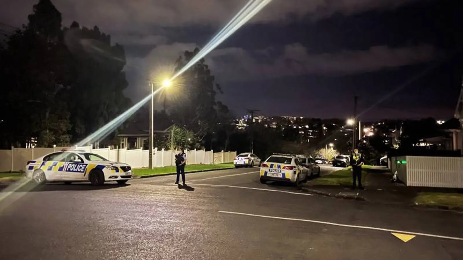 又一起！奥克兰Grey Lyn住宅区突发枪击案件，大批警力到场！