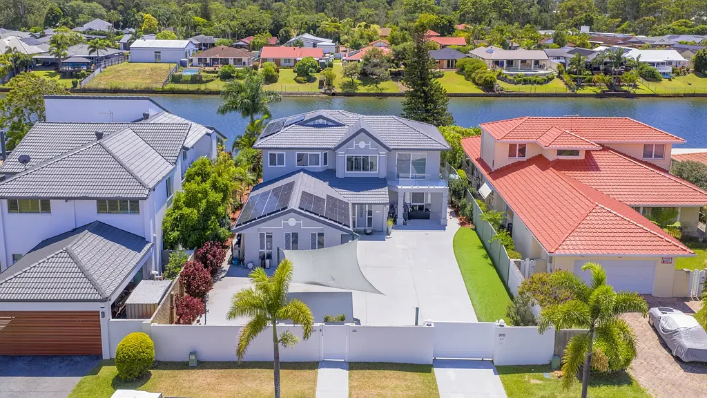 Benowa 5房  North-Facing Waterfront Home With Surfers Skyline Views - Secure Room For All Your Caravans, Boats & Trailers