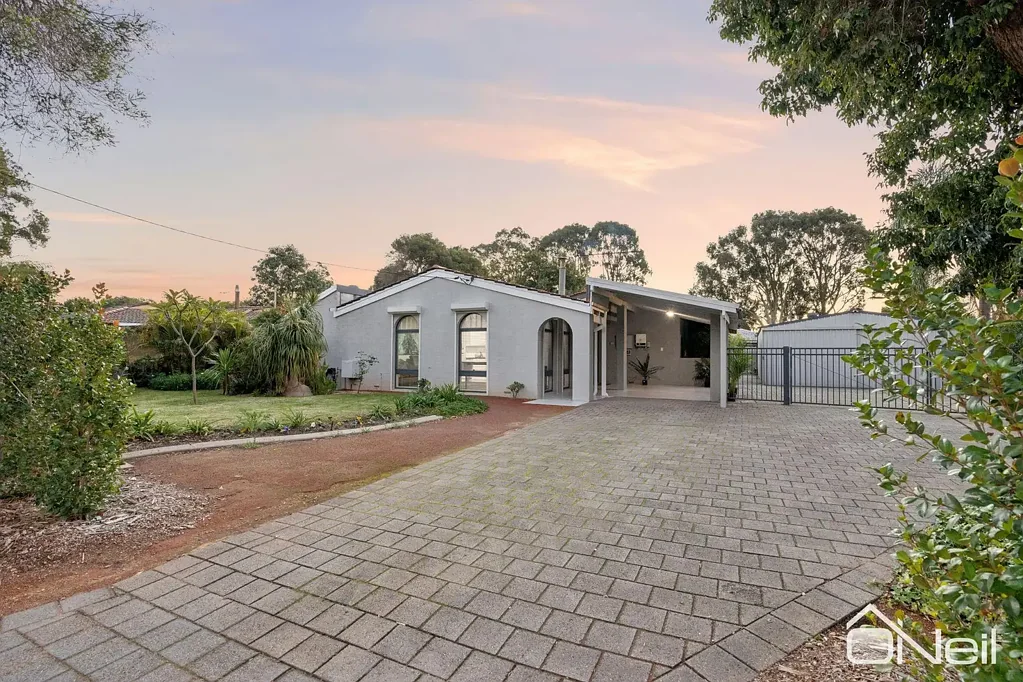 Armadale 3房  713SQM BLOCK WITH SIDE ACCESS TO WORKSHOP