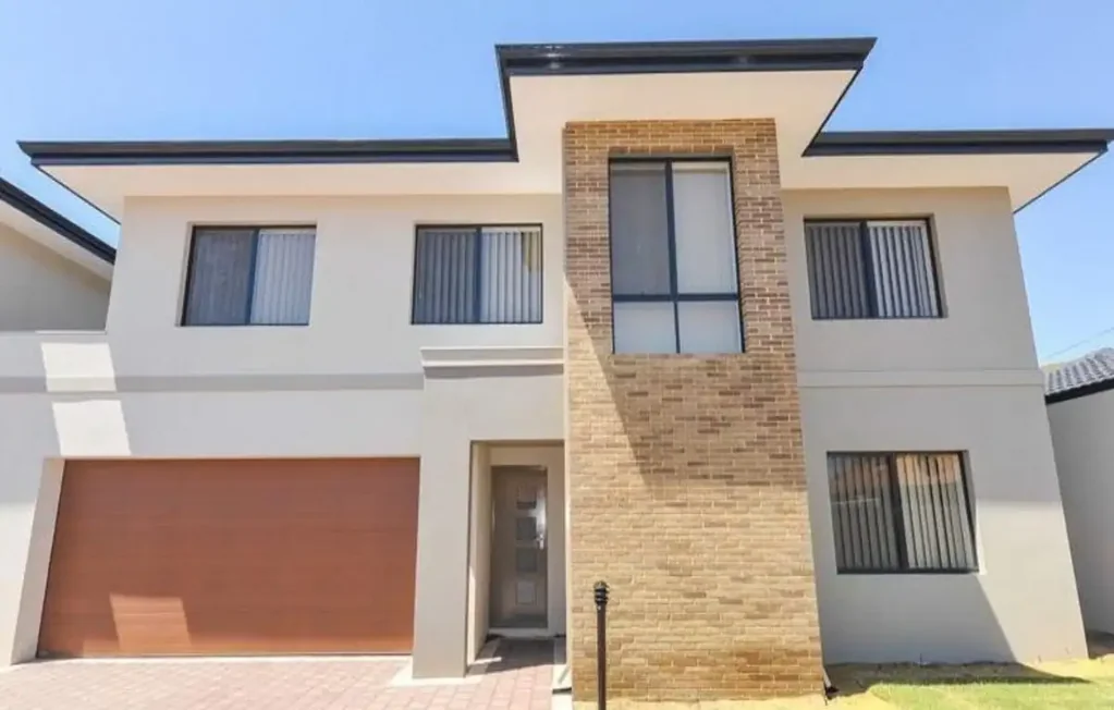Modern 3x2 Townhouse with High Ceilings & Spacious Courtyard