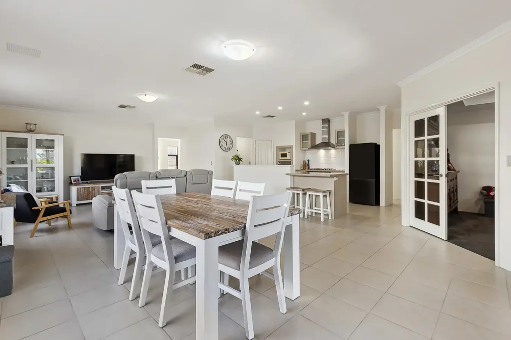 4/4 Maywood Way, Wannanup, WA 6210