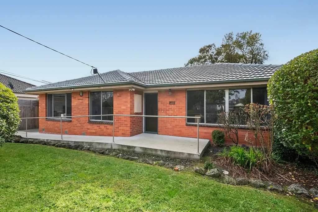Mooroolbark 3房 朝北舒适、紧密联结的家庭生活，位于幽静小巷 North-Facing Comfort, Connection & Family Living in a Quiet Court