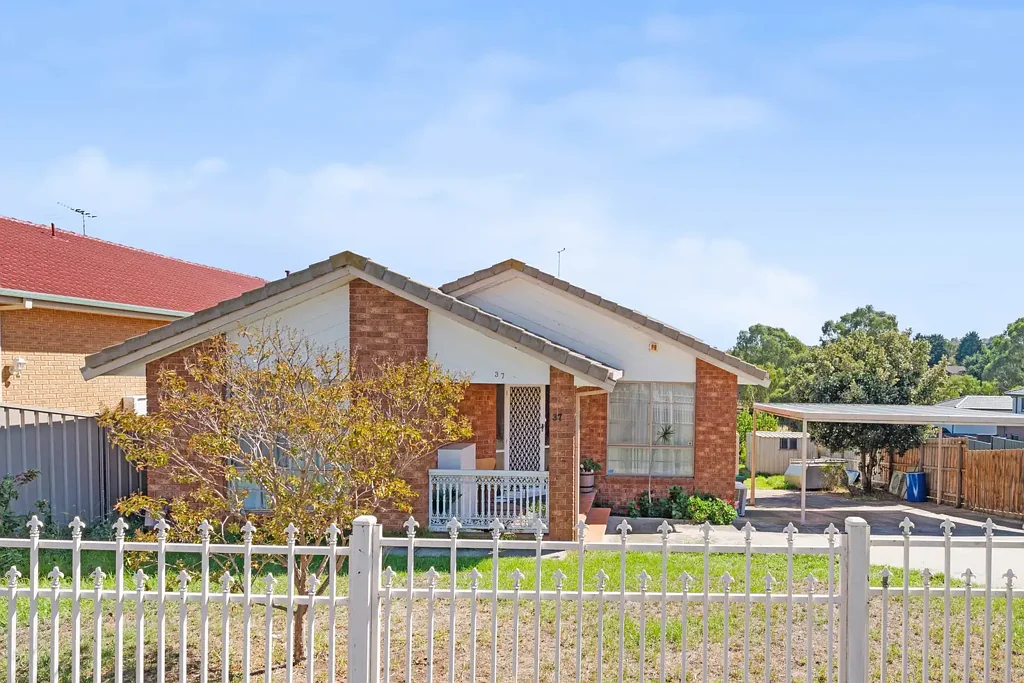 Meadow Heights 4Kwarto Prime Opportunity on 1,049m² with Approved Plans for 3 Units!