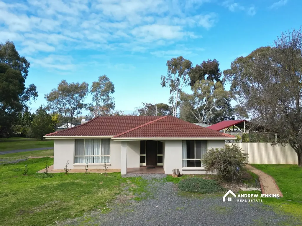 Cobram 3 Bedroom The Best of Both Worlds – Rural Living on the Edge of Town