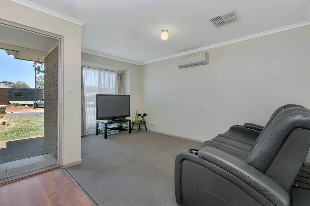 Charming & Low-Maintenance 3-Bedroom Home in a Convenient Location