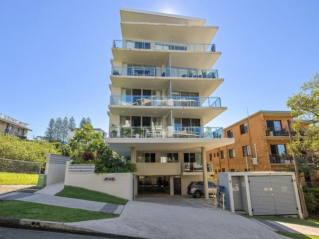 Ground floor 3 bedroom unit with Large Court Yard