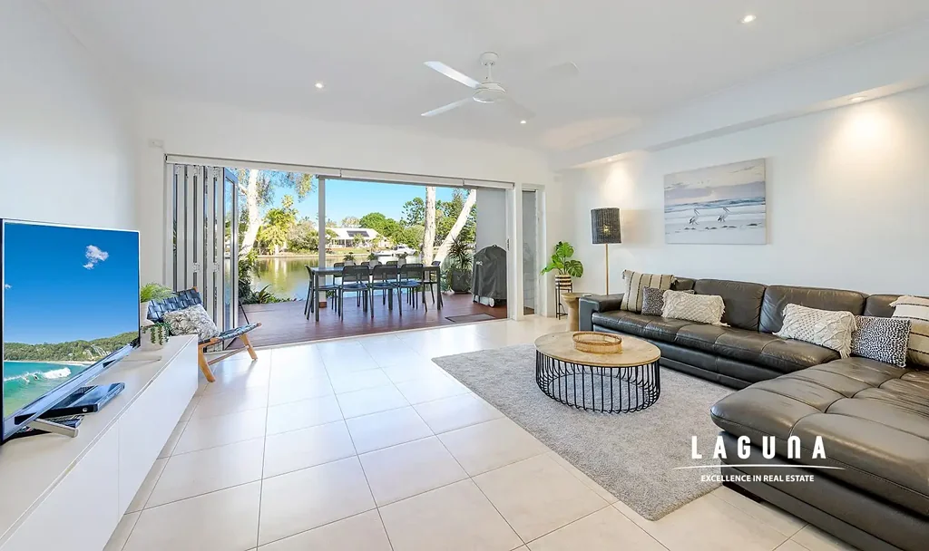Noosaville 3 Bedroom Absolute Waterfront Living – Central Noosaville