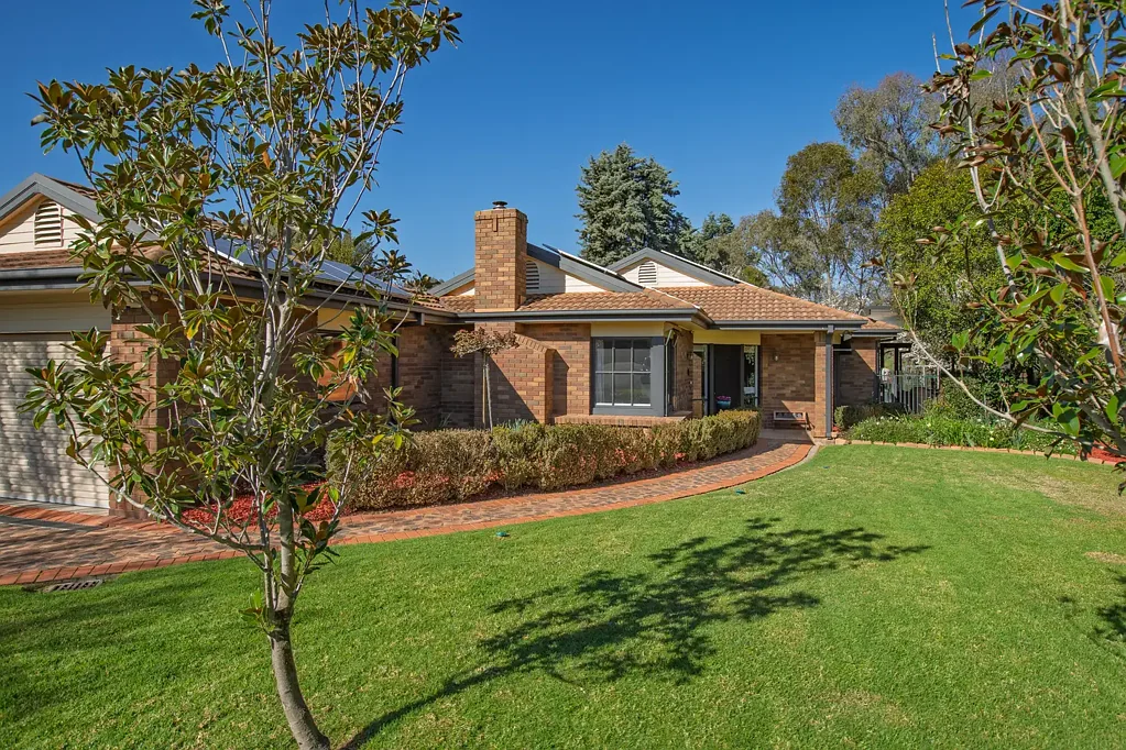 North Albury 4 Bedroom Family Living With Golf Course Access & Resort-Style Entertaining