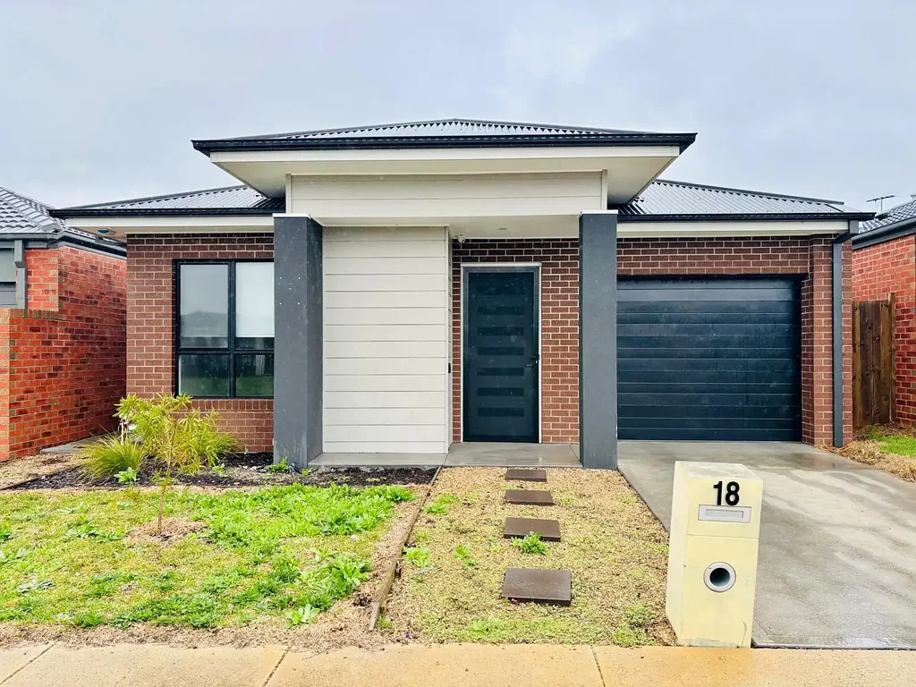 Modern Furnished Family Home with 3 Ensuites and Flexible Living!!