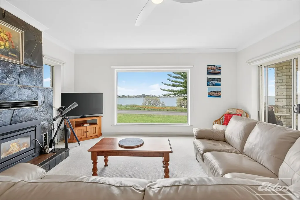 4 bedroom Spacious Waterfront Family Home