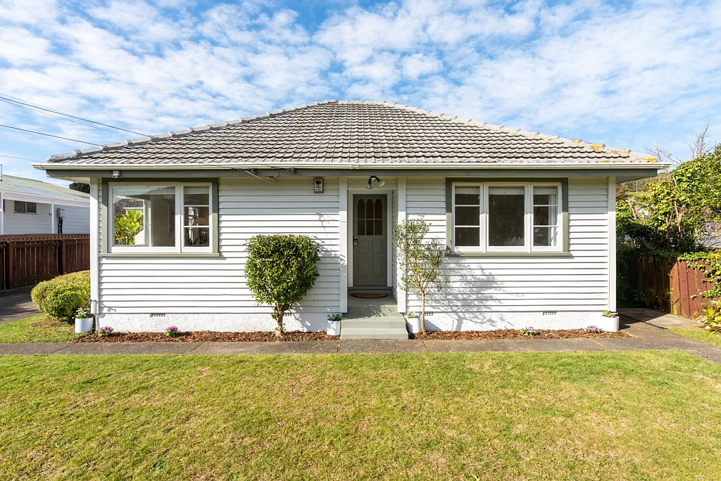 Tawa 2房  Renovated 1940s Charm with Versatile Bonus Space!