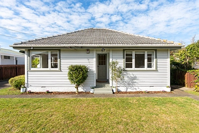 Tawa 2房  Renovated 1940s Charm with Versatile Bonus Space!
