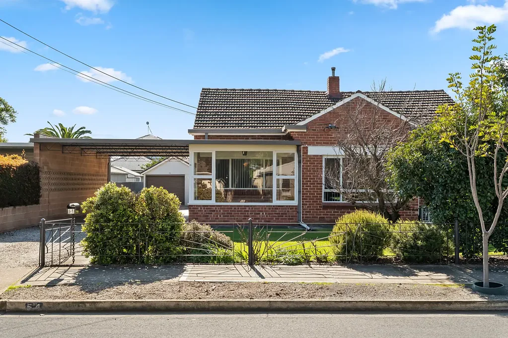 Glengowrie 3 Slaapkamer Coastal Convenience with Outstanding Potential.