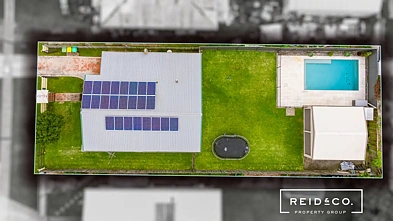 Redcliffe 3房 宽敞607平地块 超大双车库 闪亮地下泳池 品质厨房岛台 步行滨水区 无洪水风险 Rare side access to double shed and pool!