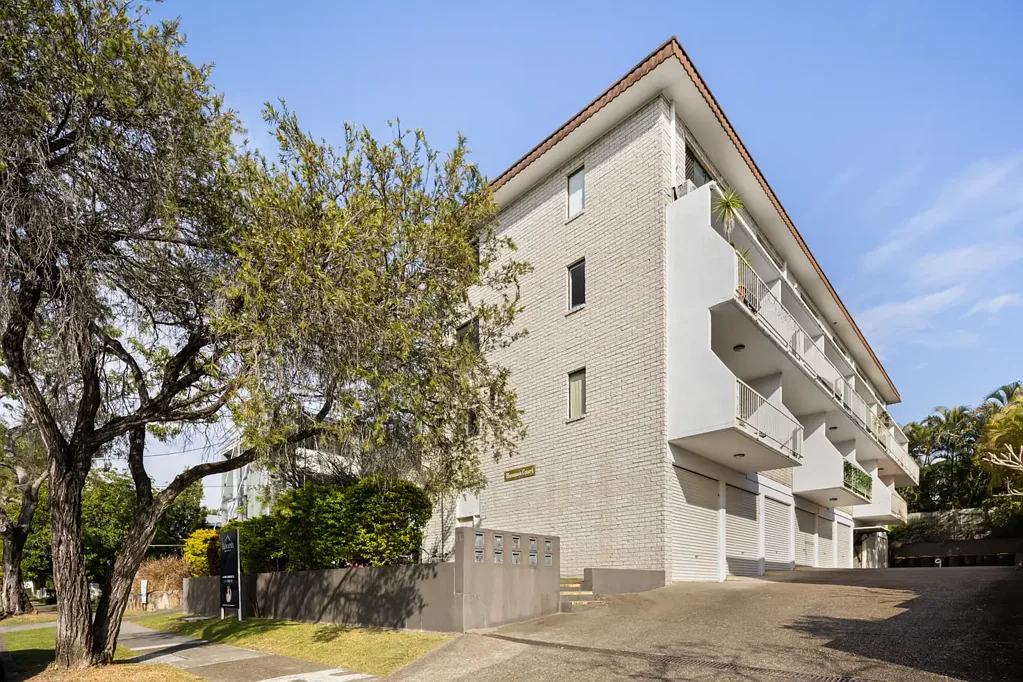 East Brisbane 2房 位于 East Brisbane 黄金地段的双层公寓，可瞥见城市景观 TWO LEVEL APARTMENT WITH CITY GLIMPSES IN PRIME EAST BRISBANE