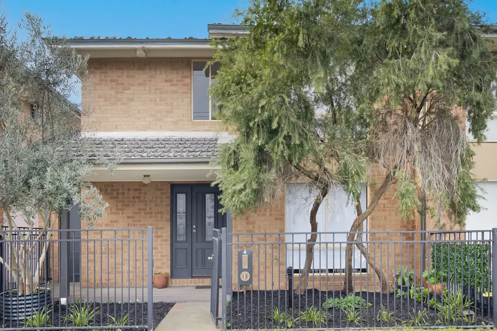 Dandenong 3房 地理位置优越的翻新联排别墅 Conveniently Located Reburbished Townhouse
