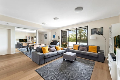 Pymble 3chambre Elevated back of block luxury, footsteps to the village and station