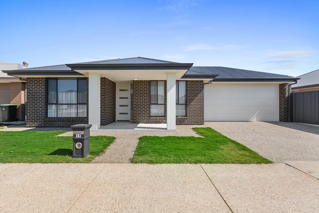 Beautiful Newly New 4 Bedroom Home In RIVERLEA PARK For Rent!