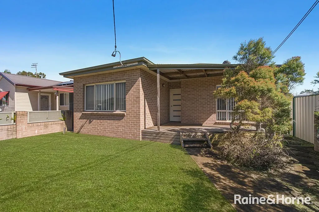 Ettalong Beach 5房  Dual-Income Opportunity Just 850m from the Beach