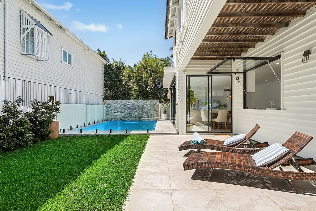 Graceville 5कमरा CHARACTER CHARM COMBINED WITH MODERN LUXURY IN THE HEART OF GRACEVILLE