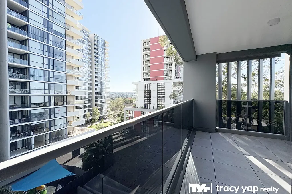 Brand New Luxury Meriton Apartment | Walk to Station