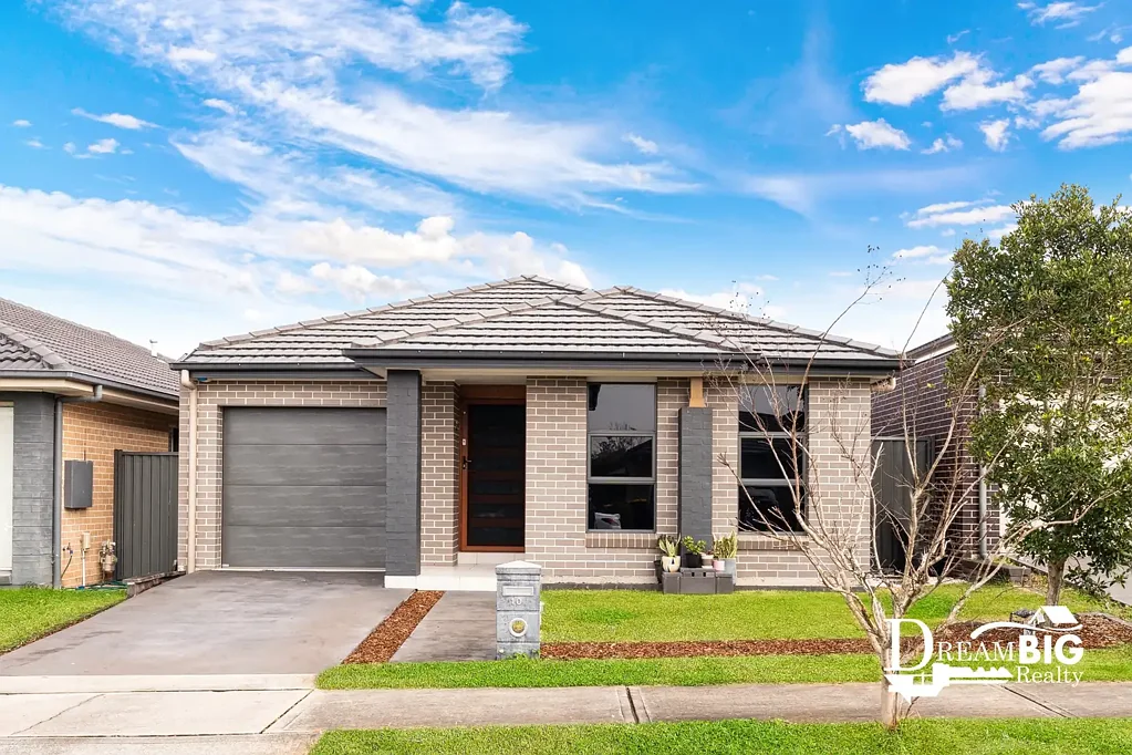 Jordan Springs 4房 宽敞现代的家庭住宅！ Spacious Family Home with Modern Style!