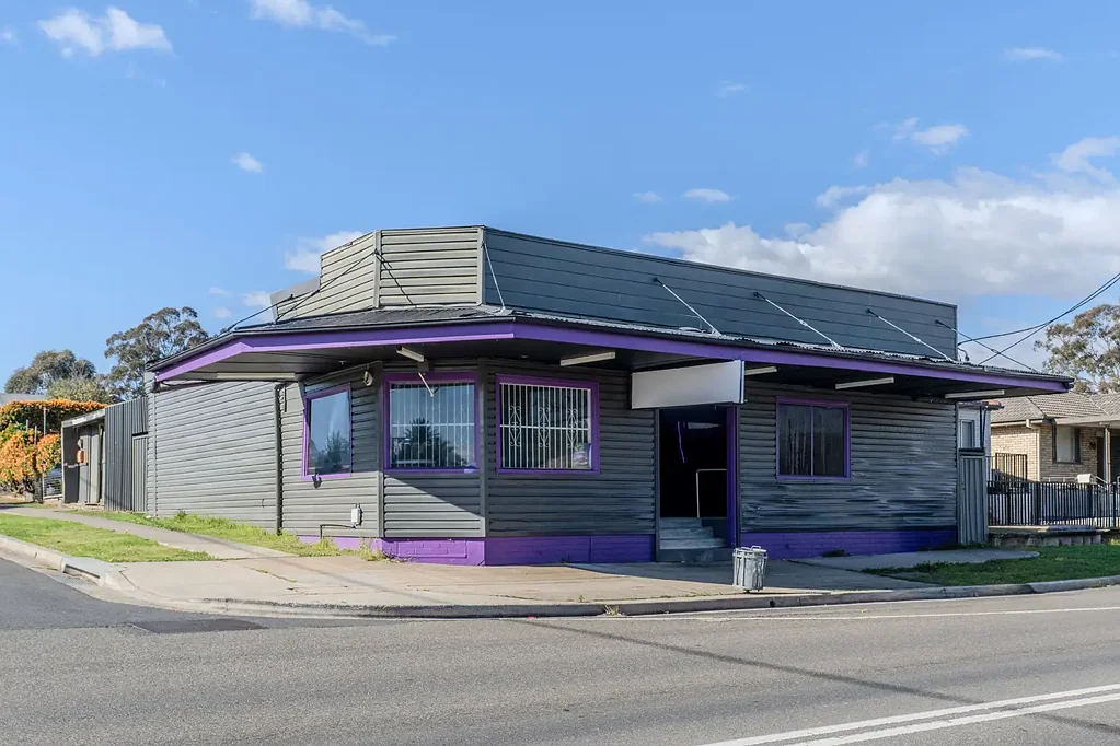 Prime Historic Corner Shop – High Exposure Location