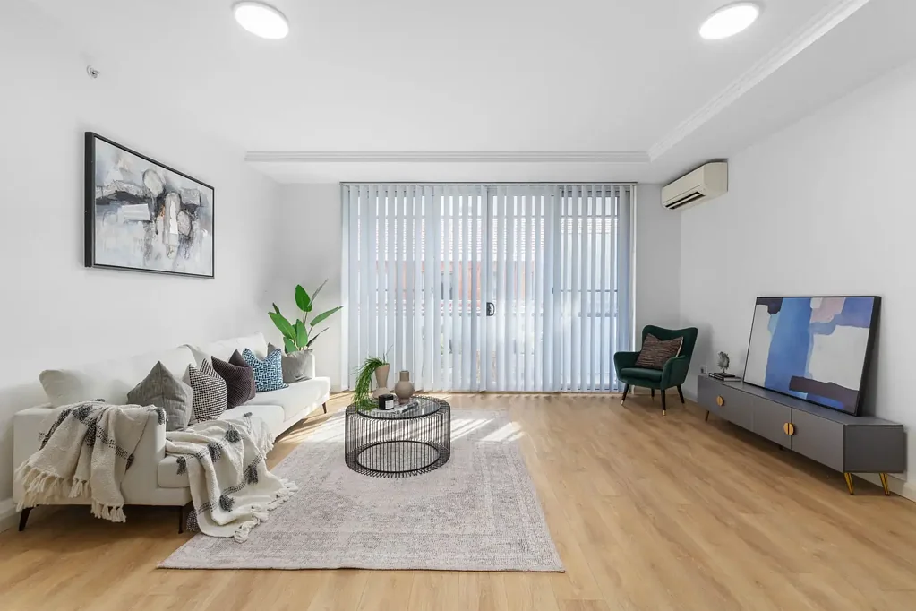 Kogarah 3房 Kogarah中心三卧 俯瞰区域景观 现代厨房敞亮 开放布局自然光 两个安全车位 Sun-Filled North-Facing Apartment with District Views in Prime Kogarah Location