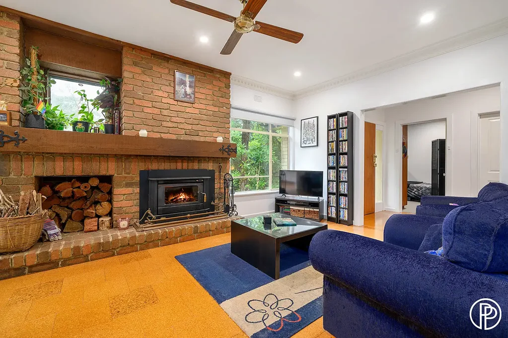 Warburton 3 Bedroom STORY BOOK HOME ON MAGICAL 3/4 ACRE, WALKING DISTANCE TO TOWN