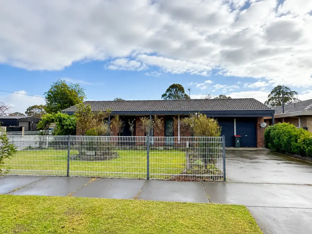 Located in Traralgon’s West End and well-positioned on a corner allotment.