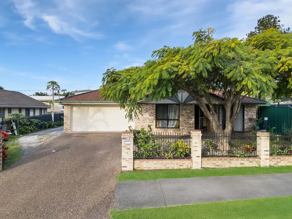 Kingston 4 Bedroom 4 BEDROOM BRICK HOME ON 807M2 - GRANNY FLAT POTENTIAL!