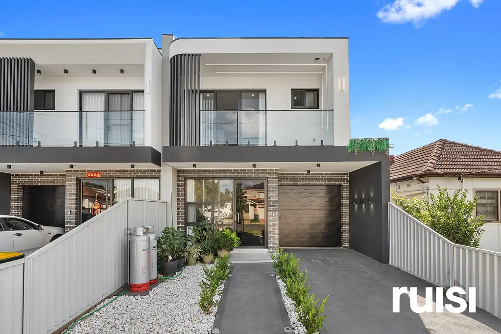 Canley Heights 5房 Canley Heights抢手社区 精装修联排别墅 四卧带套间主卧 开放式娱乐空间 设计师厨房 大型岛屿吧台 步行可达学校交通 Modern Duplex Living with Space, Style & Versatility