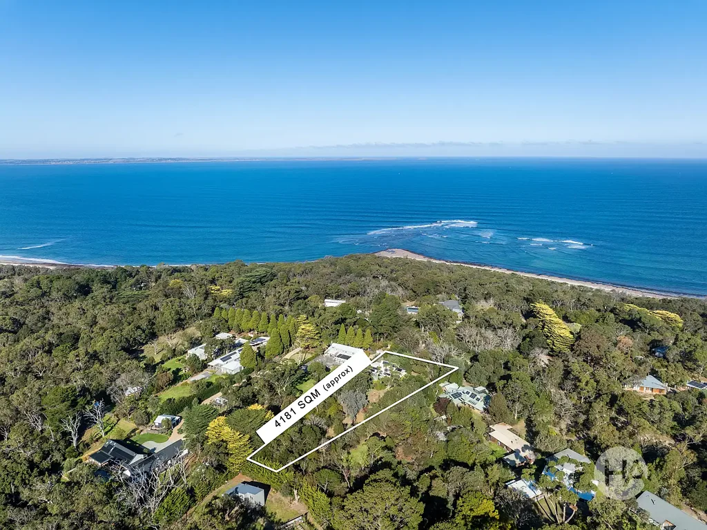 Shoreham 2房 舒缓海滨自然环绕 木板立面静谧迷人 宽敞明亮室内设计 智能厨房温馨舒适 露台享受自然风光 宽敞卧室绿树环绕 车库/车间多功能空间 社区便利生活体验 沉浸Shoreham海滨魅力 A Breezy Blend Of Character And Calm