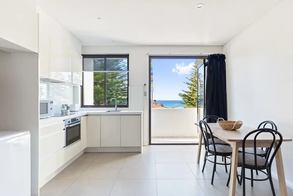 Coogee 1 Bedroom Coastal Retreat with Ocean Views – Steps from Coogee Beach