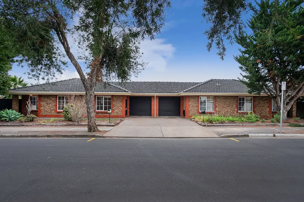 South Plympton 4ਬੈੱਡਰੂਮ Rare Dual-Homette Opportunity on One Title - Prime for Investors & Developers