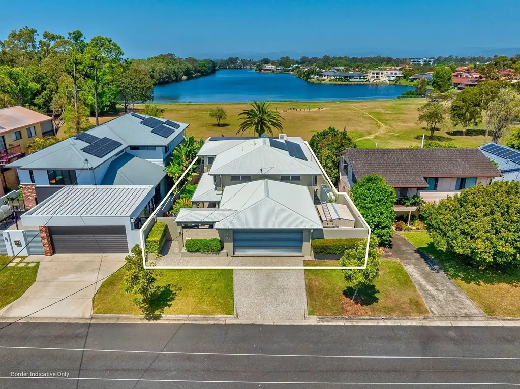 Bundall 4ਬੈੱਡਰੂਮ Water Views, Park Setting – Vogue Style Home