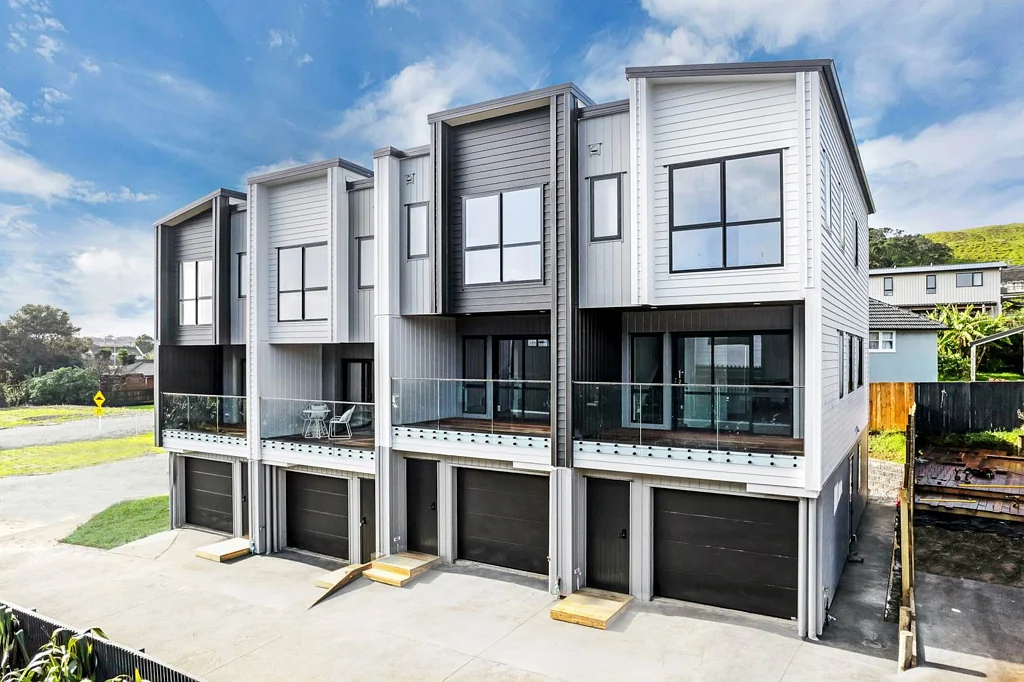 Mount Roskill 3침실 Easy Care, City Fringe Living