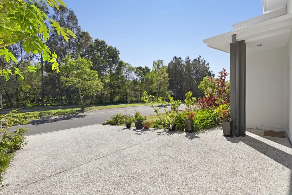 Caloundra West 5Kwarto Sleek Single Level Living Opposite Tranquil Nature Reserve