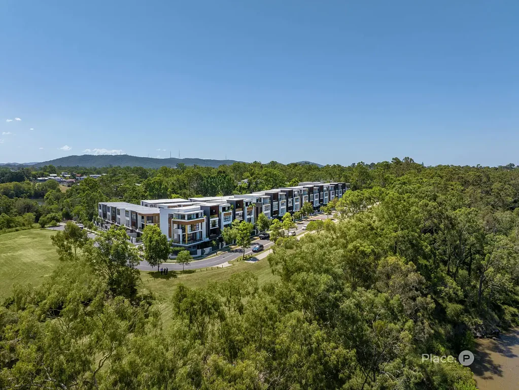 Indooroopilly 3房 Long Pocket Estate 转角私享 三卧奢居 Gaggenau厨房 主卧套房 双车库泳池 Rainforest Outlooks | Expansive Courtyard | Exceptional Value.