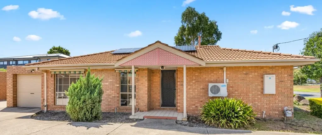 Freestanding bright and spacious two bedroom unit in Ideal location