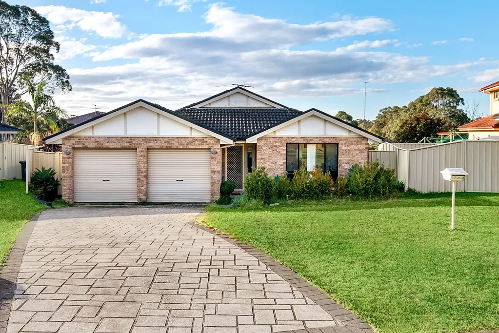4 Gibbs Place, St Helens Park, NSW 2560
