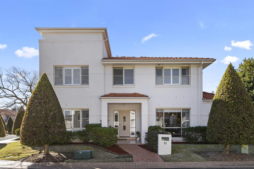 Westleigh 3房 在备受追捧的 Sanctuary Gardens Estate 内，经过精美翻新，尽享现代生活方式 Beautifully renewed for a contemporary lifestyle within sought-after Sanctuary Gardens Estate