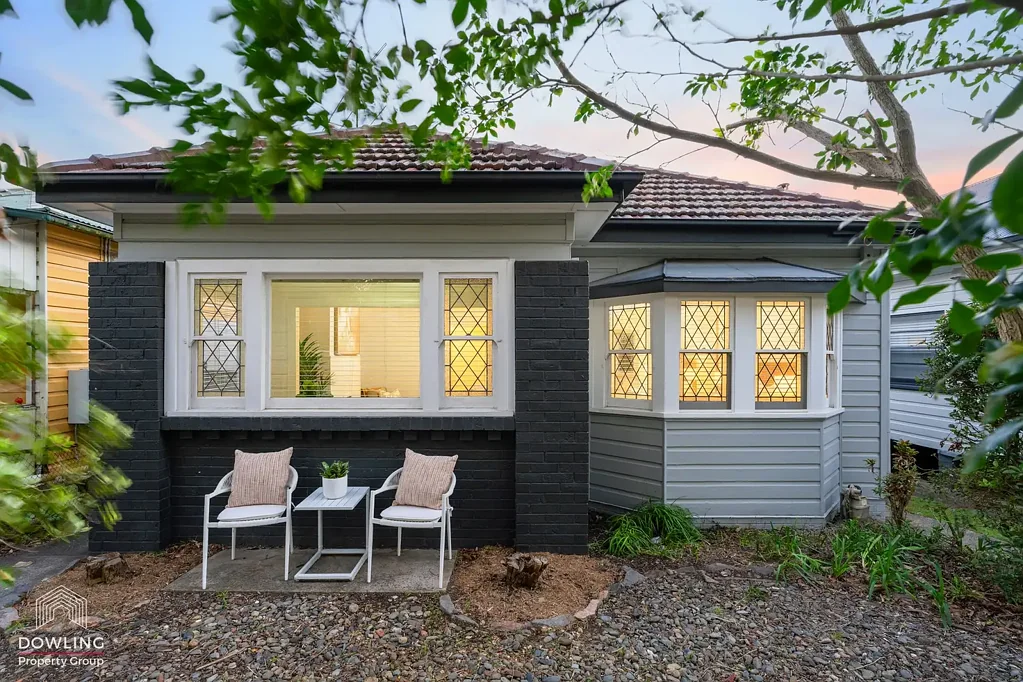 Mayfield West 3Kwarto Classic Home in Leafy Tree-lined Street