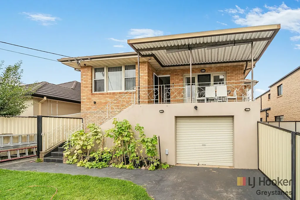 Guildford 8Kwarto $1,900,000 - 663SQM, 3 SEPARATE INCOMES OR FOR 3 FAMILIES!!!