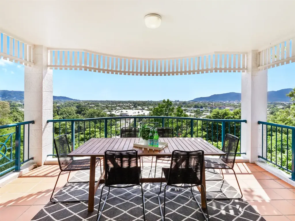 Spacious Unfurnished Apartment with Stunning 180° Views – “House on the Hill”