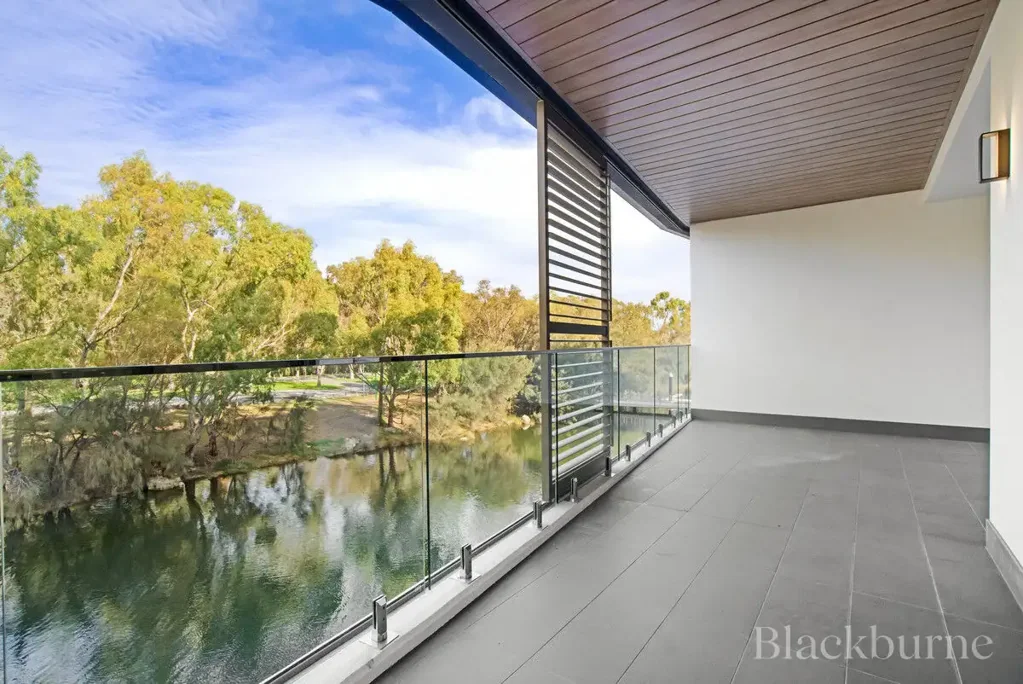 STUNNING RIVERSIDE APARTMENT
