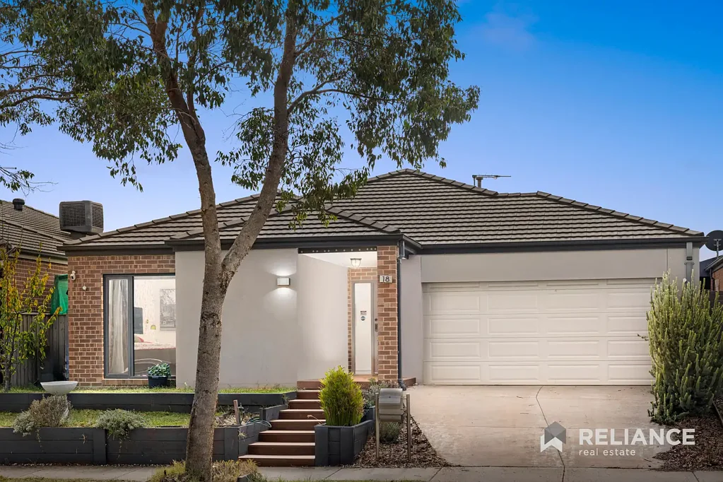 18 Holyoake Parade, Manor Lakes, VIC 3024