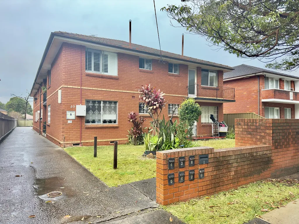 Spacious 2-Bed in Quiet Street