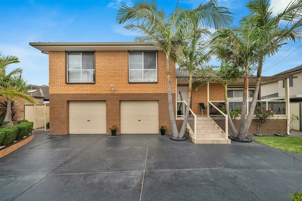 Dandenong 5غرفة نوم Quality, Space & Potential in a Peaceful Court Location